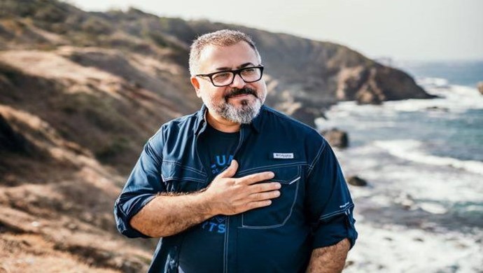 OZAN DELEN, GAZETECİLERE ŞİİR YAZDI