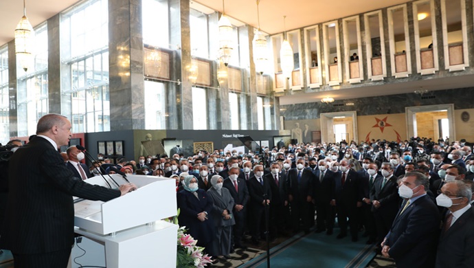 İSTİKLAL MARŞIMIZIN BİZE VAZETTİĞİ DEĞERLERE NE KADAR SIKI SARILIRSAK, GELECEĞİMİZE DE O DERECE GÜVENLE BAKABİLİRİZ