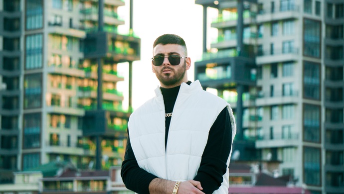 Uzun zamandır yaptığı rap şarkılarıyla geniş bir kitleye ulaşan Mass