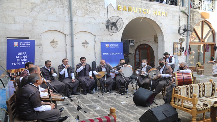 TARİHLE MÜZİK HARMANLANDI, ŞANLIURFA’NIN HANLARINDA YANKILANDI