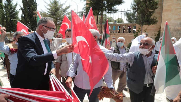 BAŞKAN KUŞ, VATANDAŞLARA TÜRK VE FİLİSTİN BAYRAĞI DAĞITTI