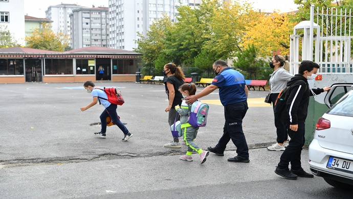 ZABITA EKİPLERİ OKUL ÖNLERİ VE KAVŞAKLARDA GÖREV BAŞINDA