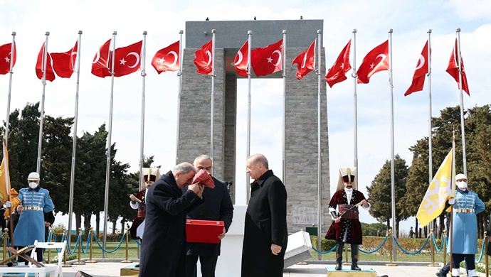 Cumhurbaşkanımız Sn. Erdoğan, Çanakkale’deki Törenlerde 129 Yıllık Tarihî Sancağı Millî Savunma Bakanı Hulusi Akar’a Teslim Etti