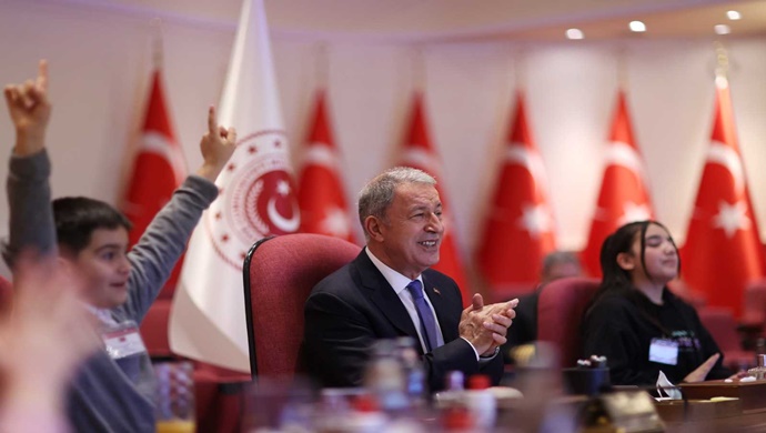 Milli Savunma Bakanı Hulusi Akar ve Beraberindeki TSK Komuta Kademesi, 23 Nisan Ulusal Egemenlik ve Çocuk Bayramı Dolayısıyla Şehit ve Gazi Çocuklarıyla Bir Araya Geldi