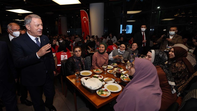 Millî Savunma Bakanı Hulusi Akar, Bursa’da Şehit Ailelerimiz, Gazilerimiz ve Gençlerimizle İftar Yaptı