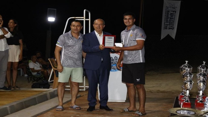 Cumhurbaşkanı Ersin Tatar, Dr. Fazıl Küçük Oyunları çerçevesinde düzenlenen “Famagusta Cup” hentbol turnuvasının final gecesine ve ödül törenine katıldı