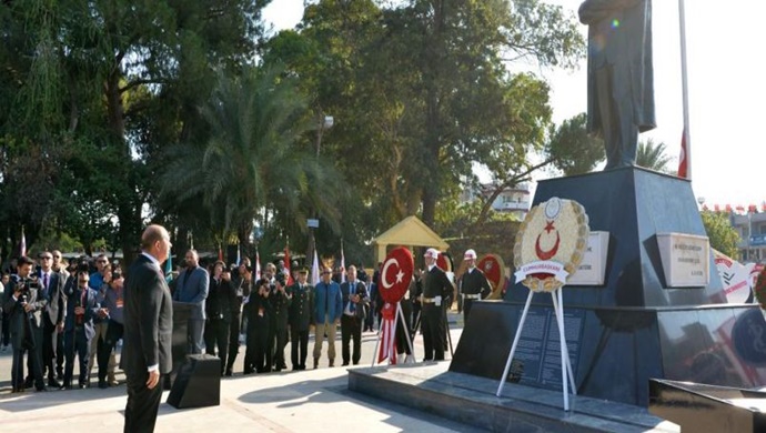 Cumhurbaşkanı Ersin Tatar, Kuzey Kıbrıs Türk Cumhuriyeti’nin 39’uncu kuruluş yıl dönümü dolayısıyla Lefkoşa Atatürk Anıtı önünde düzenlenen törene katıldı