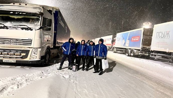 “Birleşik Rusya”, kötü hava koşulları nedeniyle Ulyanovsk bölgesindeki Dimitrovgrad’da kalmak zorunda kalan sürücülere yardım sağladı