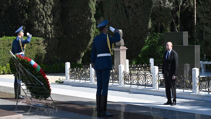 İlham Əliyev və birinci xanım Mehriban Əliyeva Ulu Öndər Heydər Əliyevin Fəxri xiyabanda məzarını ziyarət ediblər