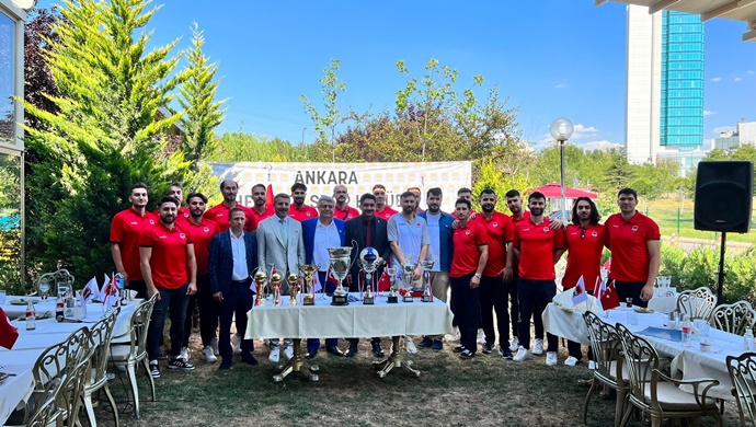 ANKARA HENTBOL SPOR KULÜBÜ YÖNETİM KURULU BAŞKANI AZİZ KIZILCA BAŞKANLIĞINDA İMZA TÖRENİ YAPILDI