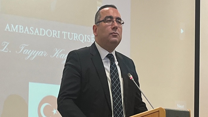7 ülkede tanıtımı yapılan Hatıralar Işığı’nda Haydar Aliyev kitabı, Arnavutluk’ta da tanıtıldı