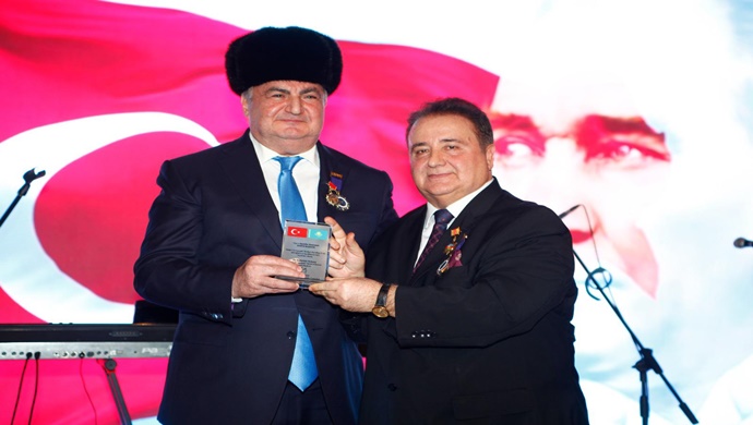 Karapapak Türkleri Kurultayı’nda konuşan Dünya Ahıska Türkleri Birliği Başkanı Ziyatdin Kassanov, “SAYIN CUMHURBAŞKANIMIZ ERDOĞAN’A MiNNETTARIZ”