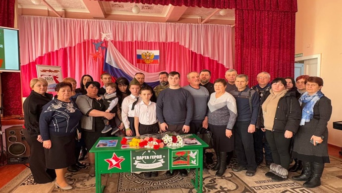 В Снежном в ДНР «Единая Россия» открыла Парту Героя в память о бойце СВО