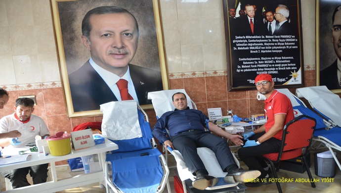BİRECİK BELEDİYE BAŞKANI MEHMET BEGİT: TÜRK KIZILAY`A KAN BAĞIŞINDA BULUNDU