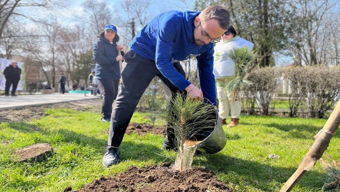 Birleşik Rusya’nın desteğiyle, Kherson bölgesindeki Troitsky Parkı’nda bir temizlik günü düzenlendi