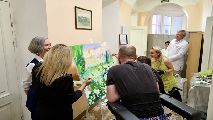 В Санкт-Петербурге «Женское движение Единой России» организовало мастер-класс по живописи для участников СВО